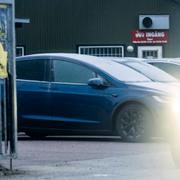 Malmö 27 november: Nya bilar av märket Tesla parkerade på en bilskrot ett stenkast från Tesla-anläggningen på Boplatsgatan i Malmö på måndagen.