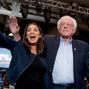 Arkivbild på Alexandria Ocasio-Cortez och Bernie Sanders från 2020. 