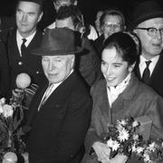 Josephine Chaplin tillsammans med sin pappa Charlie Chaplin vid ett besök i Sverige 1964.