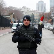 En turkisk polis står vakt utanför Rysslands ambassad i Ankara, 20 december 2016.