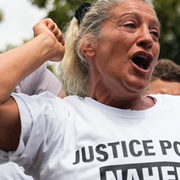 Nahels mamma har blivit frontfigur i demonstrationerna/en videofilm visade ögonblicket när Nahel sköts.