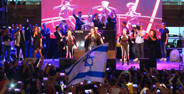 Netta framför sitt nummer i Tel Aviv efter att ha kommit hem från Eurovisionsegern. JACK GUEZ / AFP