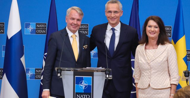 Pekka Haavisto tillsammans med Natochefen Jens Stoltenberg och utrikesminister Ann Linde (S). Olivier Matthys / AP