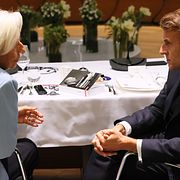 Arkivbild. ECB-chefen Christine Lagarde i samspråk med landsmannen, Frankrikes president Emmanuel Macron vid ett eurotoppmöte i Bryssel 2025. 