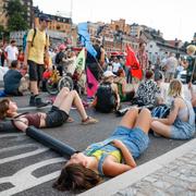 Klimataktivister från organisationen Extinction Rebellion har upprättat en vägspärr vid Slussen i Stockholm som en manifestation för klimatet inför valet. 2022.