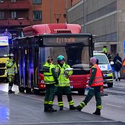 Bussen blockerade Skansbron i Stockholm efter att mannen sprutat med brandsläckaren. Bilden är tagen den 1 december 2025.
