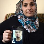 15-åriga Tariq Abu Khdeirs mamma Suha Abu Khdeir visar en bild av sonens misshandlade ansikte.