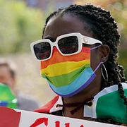 En kvinna protesterar mot skärpta lagar mot hbtq-personer i Ghana. Arkivbild från 2021.