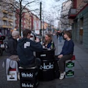 Ungdomar dricker öl i Berlin. Arkivbild