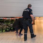 En 17-årig flicka knivskars till döds på ett varuhus i Kristiansand i Norge på onsdagskvällen. 