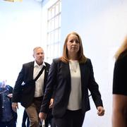 Annie Lööf på väg till rättegången.