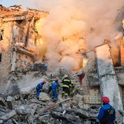 Räddningsarbetare i Kyiv, 28 augusti 2025.  