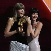 Taylor Swift under galan, här tillsammans med skådespelerskan Dakota Johnson.