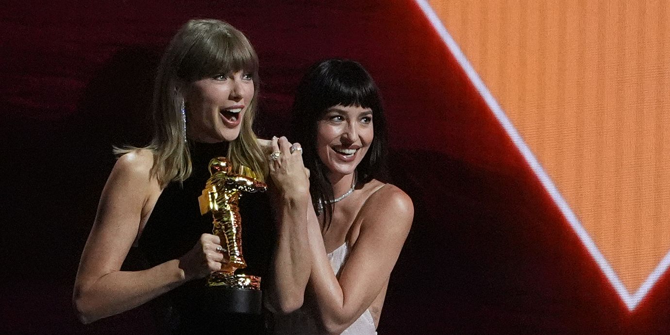 Taylor Swift under galan, här tillsammans med skådespelerskan Dakota Johnson.