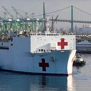 En bild på USNS Mercy från maj 2020.