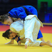 Ryskan Sabina Giliazova, underst, med franska Blandine Pont i april 2023.