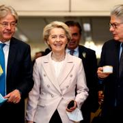 Paolo Gentiloni, EU-kommissionens ordförande Ursula von der Leyen och Thierry Breton, EU-kommissionär med ansvar för inre marknaden.