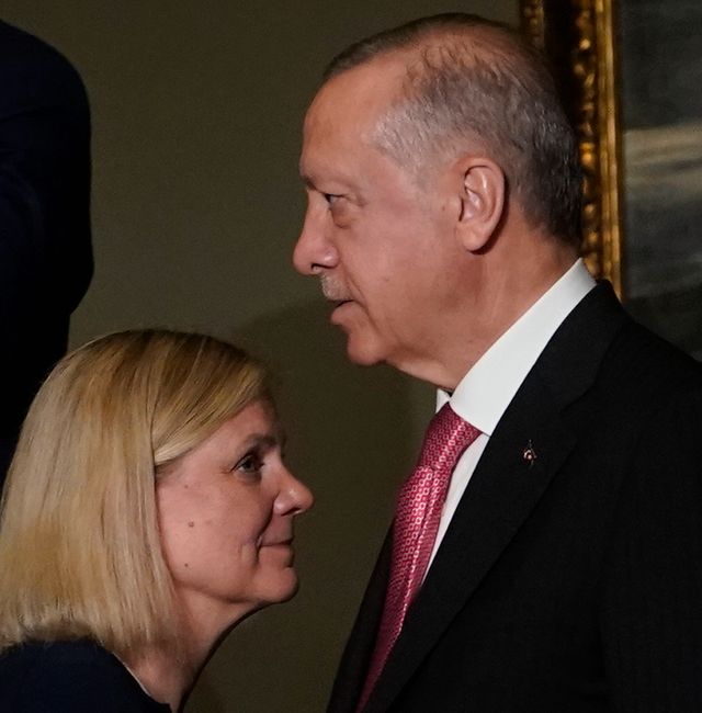 Sveriges statsminister Magdalena Andersson (S) och Turkiets president Recep Tayyip Erdogan under Natotoppmötet i Madrid.  Andrea Comas / AP