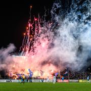 Djurgårdens supportrar som skjuter in raketer. 