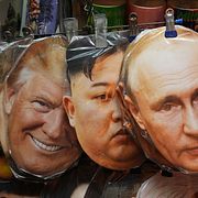 Illustrationsbild på ansiktsmasker föreställande Vladimir Putin, Kim Jong Un och Donald Trump i Sankt Petersburg.