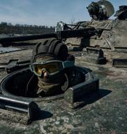 Ukrainsk soldat i ett stridsfordon. LIBKOS / AP