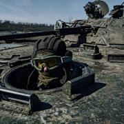 Ukrainsk soldat i ett stridsfordon. LIBKOS / AP