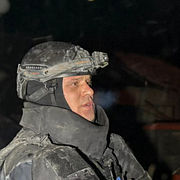 En brandman i arbete efter nattens ryska attacker. Bilden har tillgängliggjorts av den ukrainska räddningstjänsten.