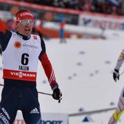 Ryssen Maxim Vylegzhanin vinner herrarnas 30 km skiathlon på Lugnets skidstadion på lördagen. Till höger Alex Harvey, Kanada tredje plats.