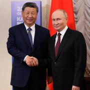 De två presidenterna Xi Jinping och Vladimir Putin grattade Alexandr Lukasjenko.