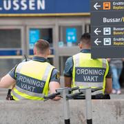 Arkivbild. Ordningsvakter vid Slussens tunnelbanestation.