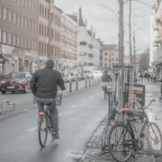 Gata i Malmö / Man vid en dator.