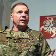 Ben Hodges / ukrainsk soldat nära Bachmut. TT