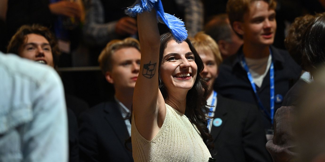 Pourmokhtari på Liberalernas valvaka, 13 september.