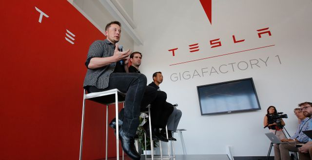 Från vänster: Teslas Elon Musk och J.B. Straubel med Panasonics direktör Yoshihiko Yamada. Rich Pedroncelli / TT NYHETSBYRÅN