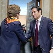 Demokraten Jeanne Shaheen skakar hand med USA:s utrikesminister Marco Rubio den 28 januari i år.