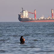 Folk badar i Hormuzsundet nära Bandar Abbas, Iran den 17 juni 2026.