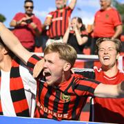 Glada BP-supportrar på läktaren under lördagens fotbollsmatch i Allsvenskan mellan Brommapojkarna och IFK Norrköping på Grimsta IP. 