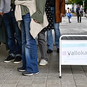 Människor anländer för att rösta i vallokalen i Eriksdalshallen i Stockholm på valdagen. Arkivbild.