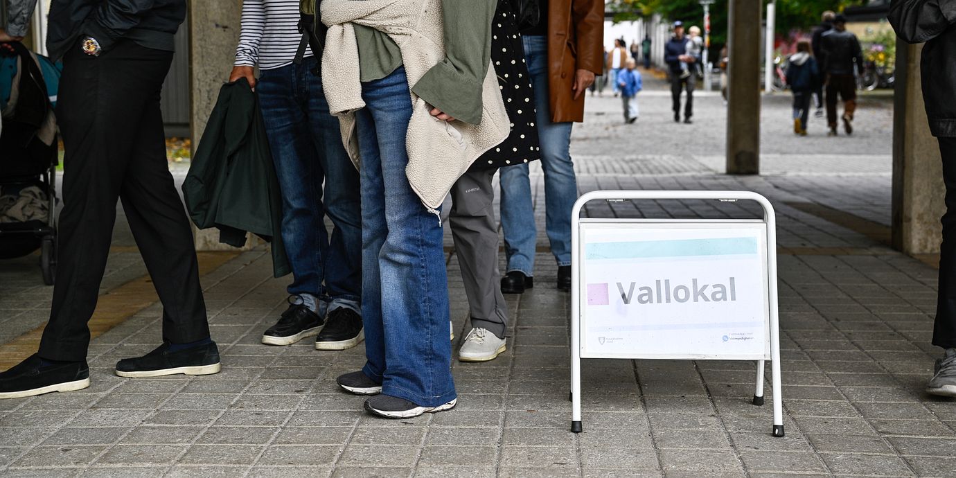 Människor anländer för att rösta i vallokalen i Eriksdalshallen i Stockholm på valdagen. Arkivbild.