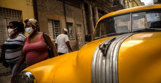 Personer i Kubas huvudstad som är ute och går.  Ramon Espinosa / TT NYHETSBYRÅN