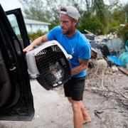 Människor i Florida evakuerar inför orkanen Milton. 