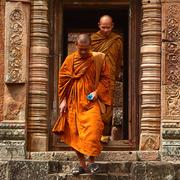 Buddhistiska munkar vallfärdar för att se det buddhistiska templet Wat Nong Bua Yai.