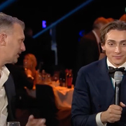 Olle Palmlöf under intervjun med Armand Duplantis. 