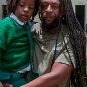 Ezaius Mkandawire med sin son Uhuru.