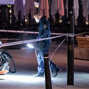 Polisens kriminaltekniker arbetar innanför avspärrningarna vid Triangeln efter skjutningen