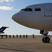 Arkivbild. Plan väntar på att deportera migranter från USA i december 2025.