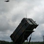 Ukrainska F-16-plan flyger över ett Patriot-luftvärnssystem på en okänd plats i Ukraina. Bild från augusti 2024.