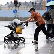Man med barnvagn vid Slussen i Stockholm.