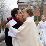  Statsminister Ulf Kristersson gratulerar hustrun Ulla Kristersson Ed, efter att hon prästvigts i Strängnäs domkyrka.