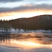  Solnedgång över sjö i Vilhelmina. Arkivbild.